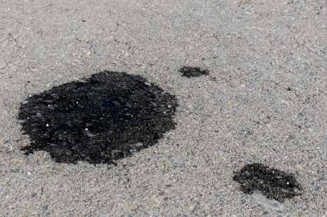 Oljeflekker på asfalt